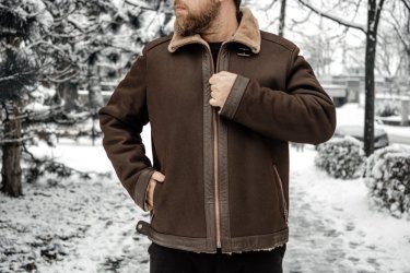 Pánská kožešinová bunda Viktor - tm. hnědá/béžový beránek - na postavě 2