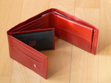 Slaďte se do posledního detailu – tipy, s čím zkombinovat červenou peněženku