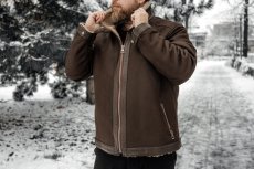 Pánská kožešinová bunda Viktor - tm. hnědá/béžový beránek - na postavě 1