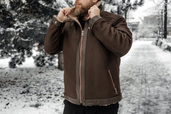 Pánská kožešinová bunda Viktor - tm. hnědá/béžový beránek - na postavě 1