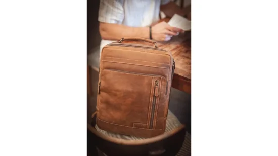 Kožený batoh na notebook UNISEX 28278 hnědý - reálná velikost Kožený batoh na notebook UNISEX 28278 hnědý - reálná velikost