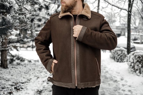 Pánská kožešinová bunda Viktor - tm. hnědá/béžový beránek - na postavě 2