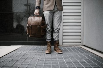 Jak nosit kožený batoh do města i do školy