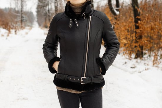 Dámská kožešinová pilotka Klaudie - černá - zapnutá