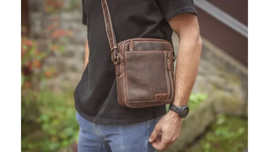 Pánská kožená taška přes rameno 23322 hnědá-tm. hnědá - reálná velikost 3 Pánská kožená taška přes rameno 23322 hnědá-tm. hnědá - reálná velikost 3
