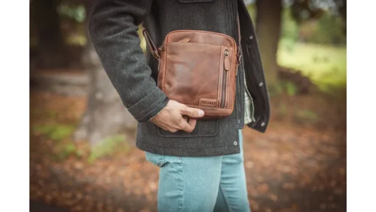 Pánská kožená taška přes rameno 23322 hnědá - reálná velikost 2