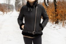 Dámská kožešinová pilotka Klaudie - černá - zapnutá Dámská kožešinová pilotka Klaudie - černá - zapnutá