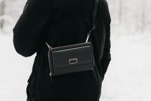 Čierna kožená kabelka: doplnok, ktorý stojí za to mať v šatníku