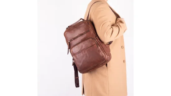 Kožený batoh UNISEX 229411 koňak - reálná velikost 2