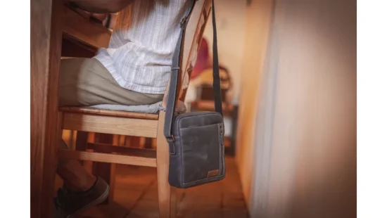 Pánská kožená taška přes rameno 23322 hnědá-modrá - reálná velikost 2