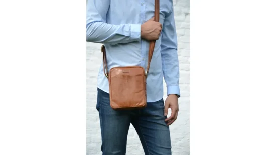 Pánská kožená taška přes rameno SG-27018 koňak - reálná velikost 2