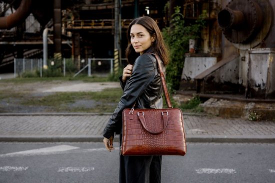 Dámská kožená aktovka Marion hnědá - na postavě