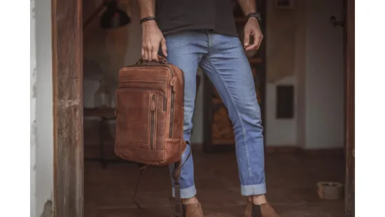 Kožený batoh na notebook UNISEX 28278 hnědý - reálná velikost 2 Kožený batoh na notebook UNISEX 28278 hnědý - reálná velikost 2