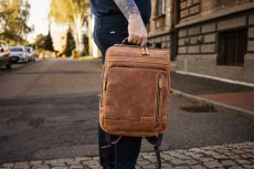 Kožený batoh na notebook UNISEX 28278 hnědý - v ruce