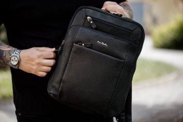 Čierny pánsky kožený batoh