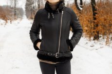 Dámská kožešinová pilotka Klaudie - černá - zapnutá Dámská kožešinová pilotka Klaudie - černá - zapnutá