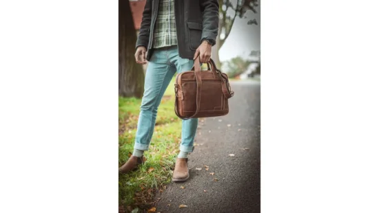 Pánská kožená business taška 27432 hnědá - reálná velikost 2 Pánská kožená business taška 27432 hnědá - reálná velikost 2