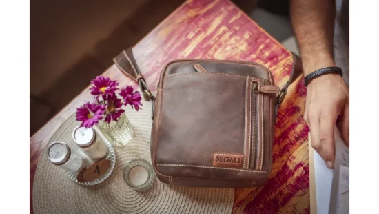 Pánská kožená taška přes rameno 23322 hnědá-tm. hnědá - reálná velikost 2 Pánská kožená taška přes rameno 23322 hnědá-tm. hnědá - reálná velikost 2