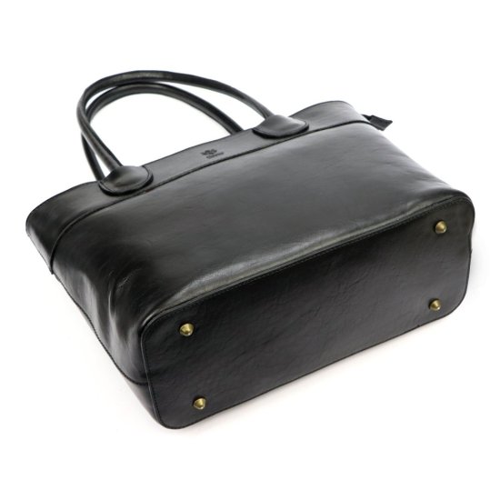 Dámská kožená kabelka Viktorie černá - kovové cvočky na spodní straně Dámská kožená kabelka Viktorie černá - kovové cvočky na spodní straně