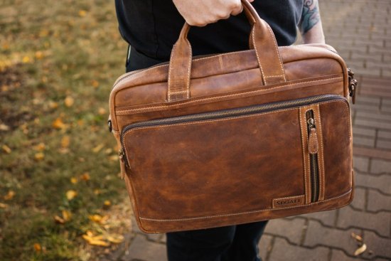 Pánská kožená business taška 27432 hnědá - v ruce
