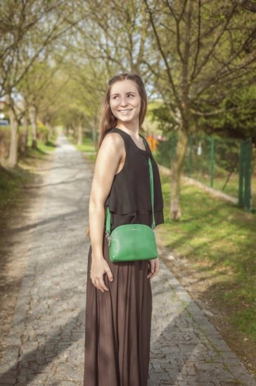 Dámská kožená taška přes rameno SG-212 zelená - na postavě