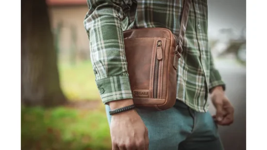 Pánská kožená taška přes rameno 23322 hnědá - reálná velikost