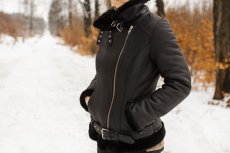 Dámská kožešinová pilotka Klaudie - černá - pohled z boku Dámská kožešinová pilotka Klaudie - černá - pohled z boku