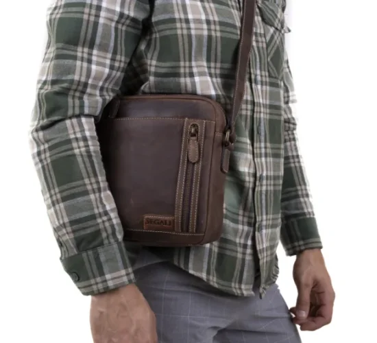 Pánská kožená taška přes rameno 23322 hnědá-tm. hnědá - reálná velikost Pánská kožená taška přes rameno 23322 hnědá-tm. hnědá - reálná velikost