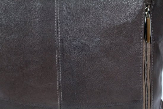 Dámska kožená kabelka MAR tm. hnedá - ZĽAVA - fľaky na koži - detail fľaku na prednej strane