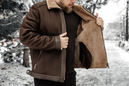 Pánská kožešinová bunda Viktor - tm. hnědá/béžový beránek - na postavě 3