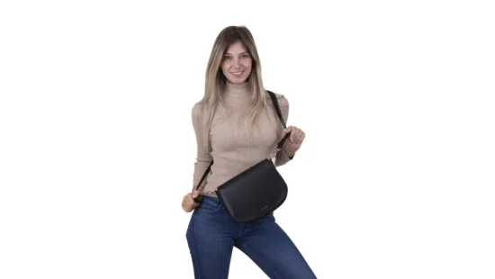 Dámska kožená kabelka SG-29100 čierna - reálna veľkosť 3 Dámska kožená kabelka SG-29100 čierna - reálna veľkosť 3